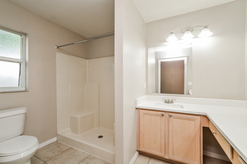 2,445/Mo, 3229 New Mexico Ct Orlando, FL 32826 Main Bathroom View