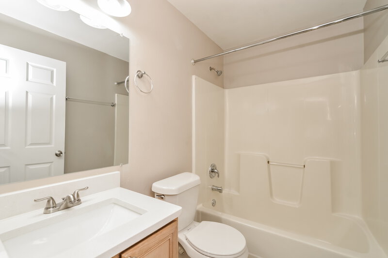 2,445/Mo, 3229 New Mexico Ct Orlando, FL 32826 Bathroom View