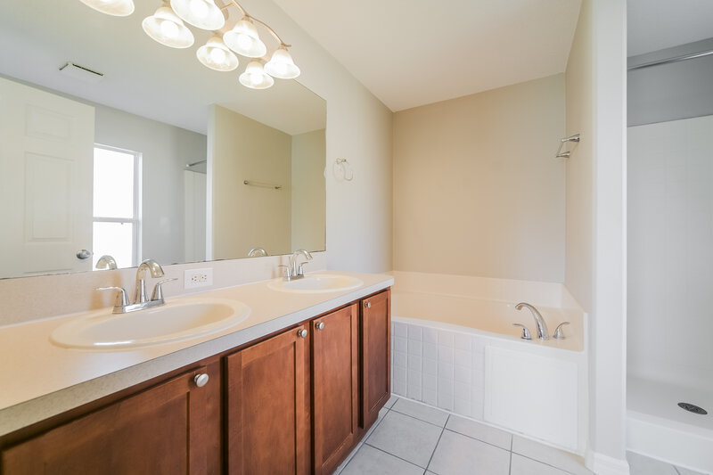 1,860/Mo, 828 Cabaret Ct Kissimmee, FL 34759 Main Bathroom View
