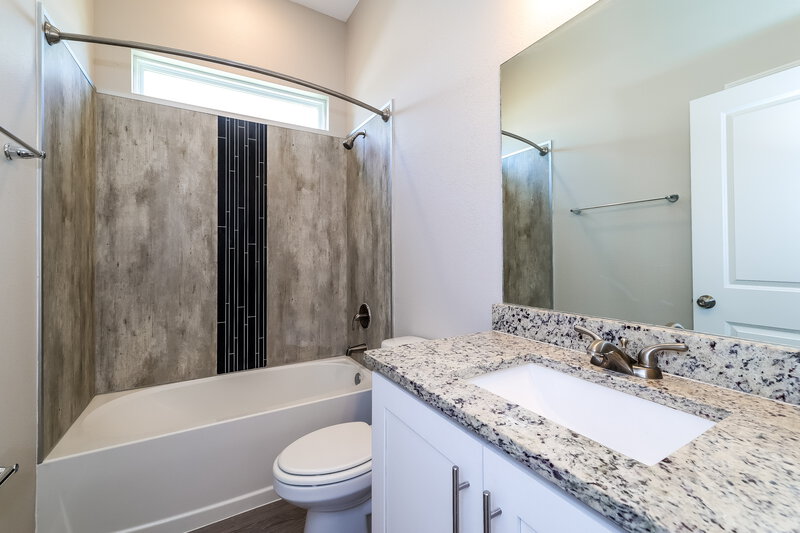 1,660/Mo, 105 Big Black Dr Poinciana, FL 34759 Main Bathroom View 2