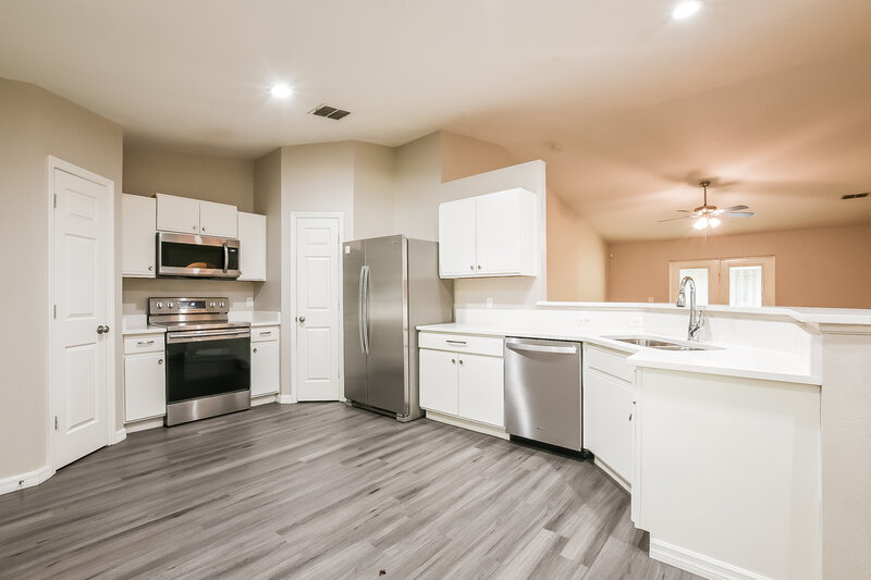 1,890/Mo, 1044 Remington Ave Eustis, FL 32726 Kitchen View