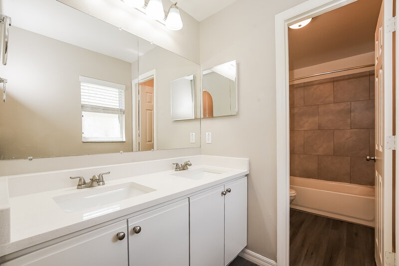 1,890/Mo, 1044 Remington Ave Eustis, FL 32726 Main Bathroom View