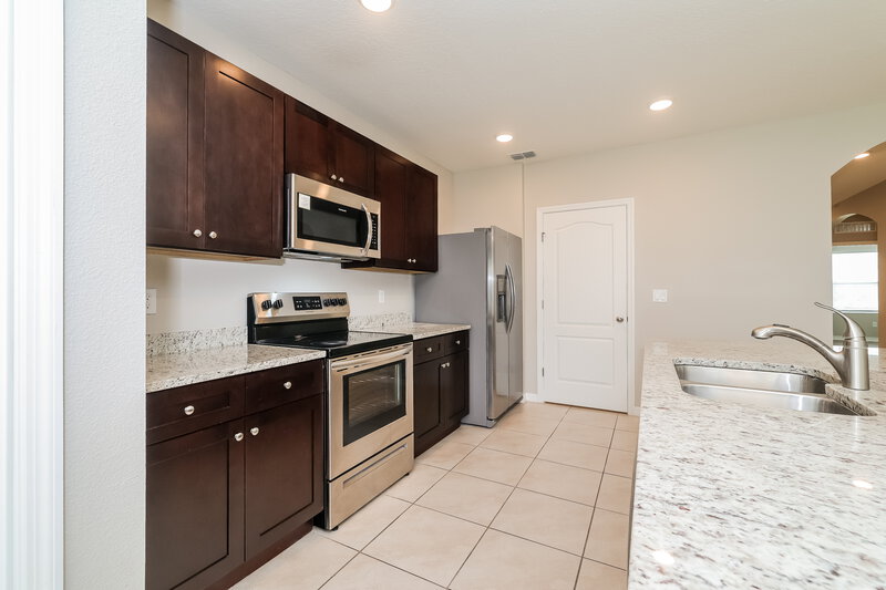 2,195/Mo, 336 Tanglewood Dr Davenport, FL 33896 Kitchen View