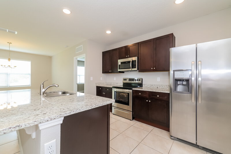 2,195/Mo, 336 Tanglewood Dr Davenport, FL 33896 Kitchen View 2