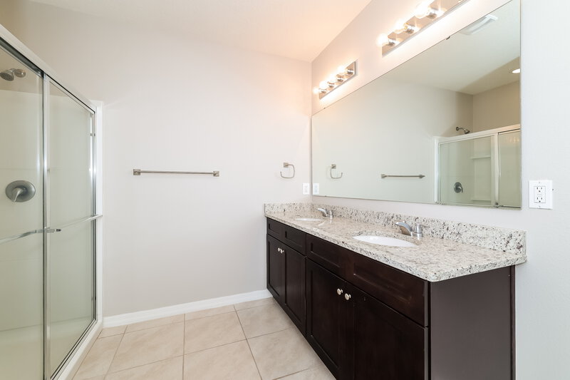 2,195/Mo, 336 Tanglewood Dr Davenport, FL 33896 Main Bathroom View