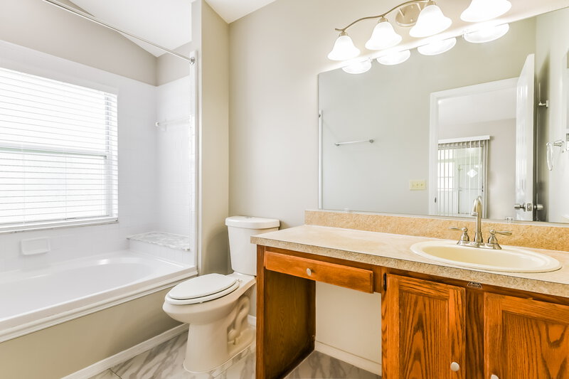 2,360/Mo, 2009 Ipsden Dr Orlando, FL 32837 Main Bathroom View