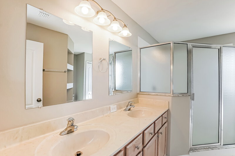 1,715/Mo, 1910 Manatee Ln Poinciana, FL 34759 Main Bathroom View