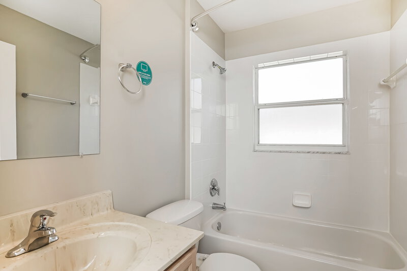 1,715/Mo, 1910 Manatee Ln Poinciana, FL 34759 Bathroom View