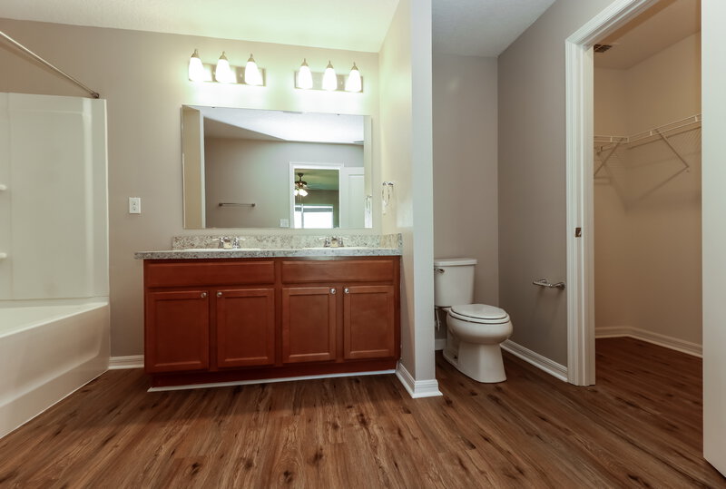 1,870/Mo, 198 Sunfish Dr Winter Haven, FL 33881 Main Bathroom View