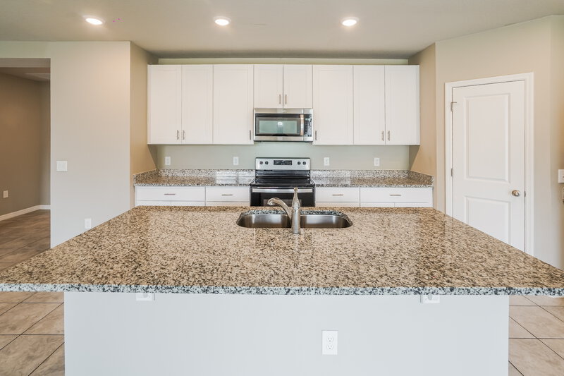 2,110/Mo, 1026 Oak Valley Drive Auburndale, FL 33823 Kitchen View 2