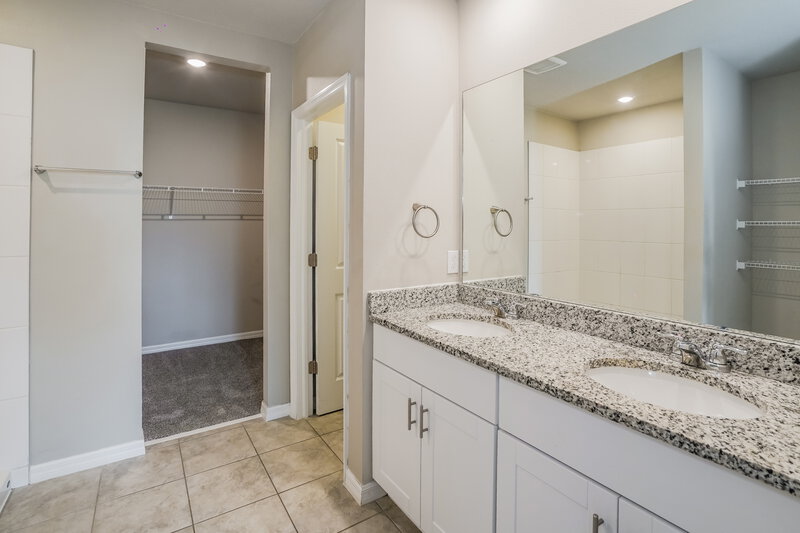 2,110/Mo, 1026 Oak Valley Drive Auburndale, FL 33823 Main Bathroom View 2