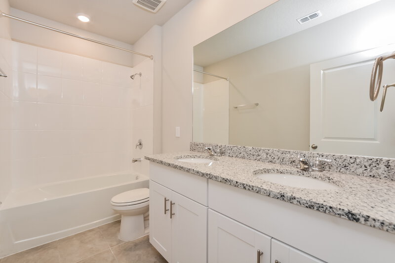 1,955/Mo, 1026 Oak Valley Drive Auburndale, FL 33823 Bathroom View