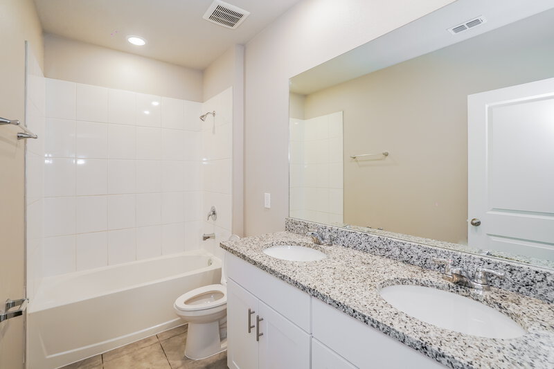 2,110/Mo, 1026 Oak Valley Drive Auburndale, FL 33823 Bathroom View
