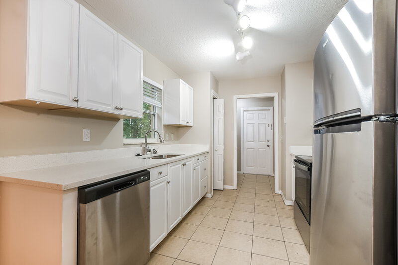 1,905/Mo, 628 Brooke Ct Clermont, FL 34711 Kitchen View 2