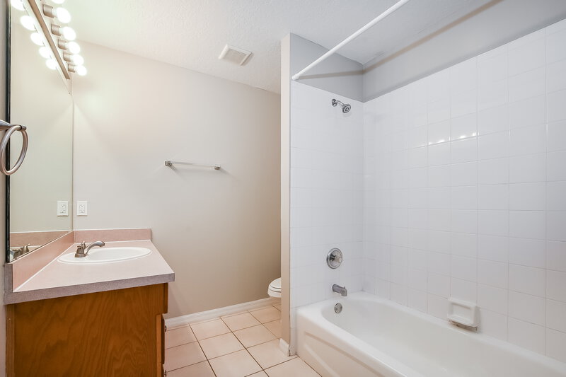 1,905/Mo, 628 Brooke Ct Clermont, FL 34711 Main Bathroom View