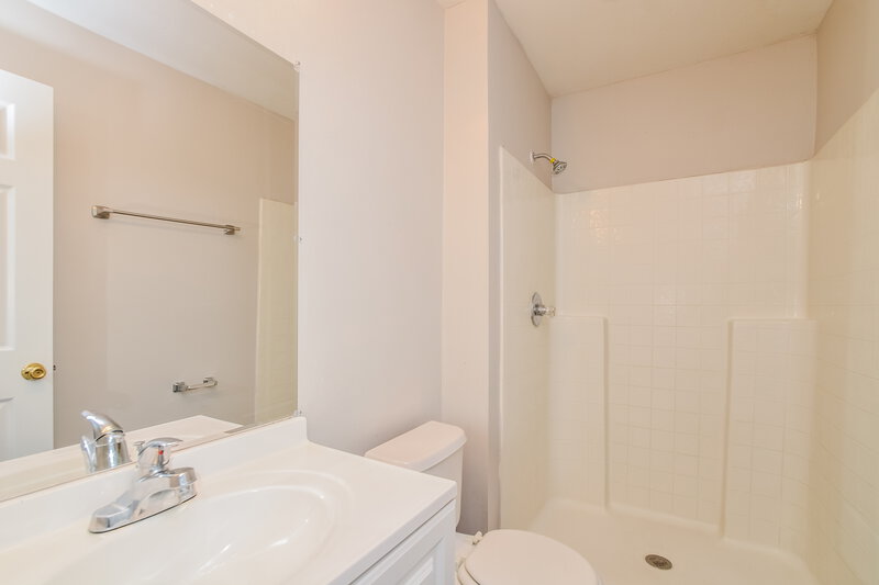 2,190/Mo, 5529 New Cambridge Rd Orlando, FL 32810 Main Bathroom View