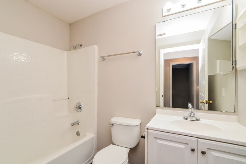 2,190/Mo, 5529 New Cambridge Rd Orlando, FL 32810 Bathroom View