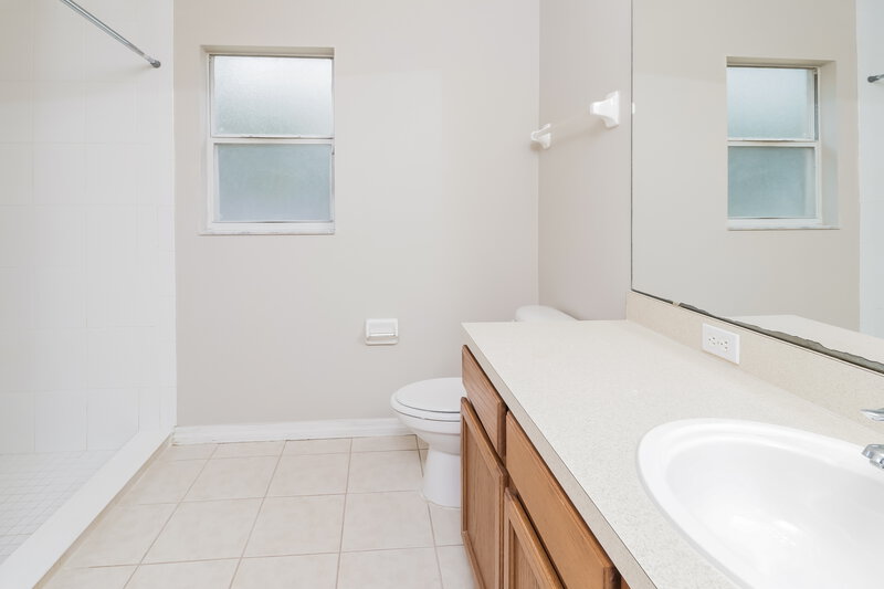 1,735/Mo, 34339 Shadewood Cir Leesburg, FL 34788 Main Bathroom View