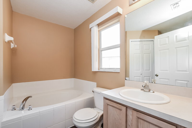 1,890/Mo, 30400 Pga Dr Sorrento, FL 32776 Main Bathroom View