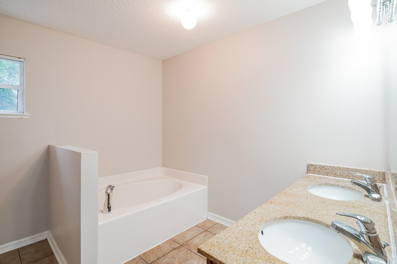 3,130/Mo, 1810 Torrington Dr Mascotte, FL 34753 Main Bathroom View