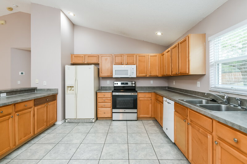 2,045/Mo, 1210 Demoiselle St Groveland, FL 34736 Kitchen View 2