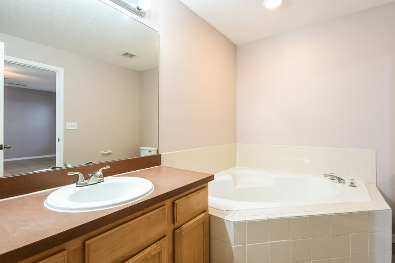 2,045/Mo, 1210 Demoiselle St Groveland, FL 34736 Main Bathroom View