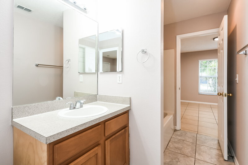 2,045/Mo, 1210 Demoiselle St Groveland, FL 34736 Main Bathroom View 2