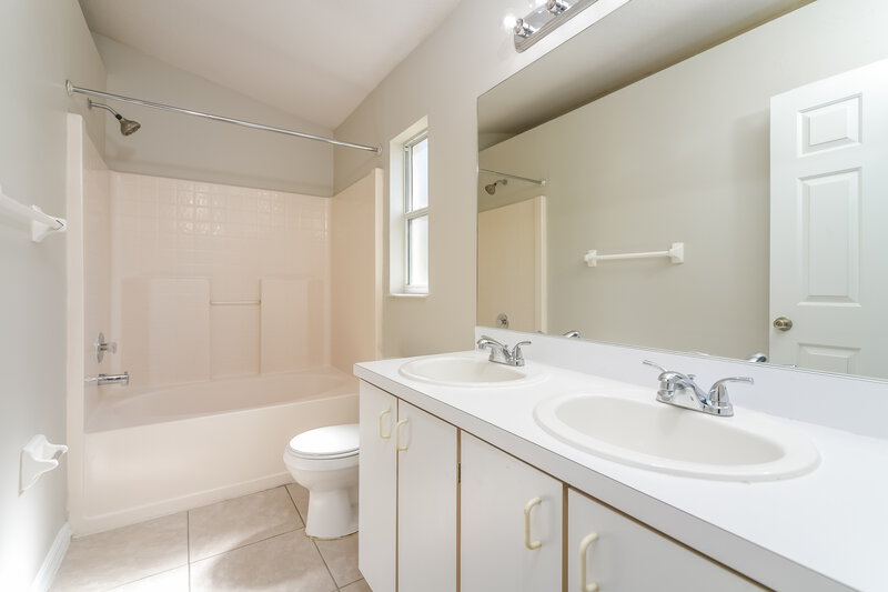 1,995/Mo, 1316 Whitewood Way Clermont, FL 34714 Main Bathroom View
