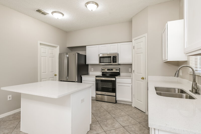 2,660/Mo, 6514 Pomeroy Cir Orlando, FL 32810 Kitchen View