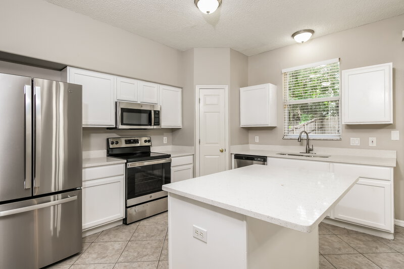 2,660/Mo, 6514 Pomeroy Cir Orlando, FL 32810 Kitchen View 2