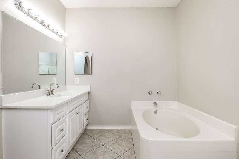 2,660/Mo, 6514 Pomeroy Cir Orlando, FL 32810 Main Bathroom View