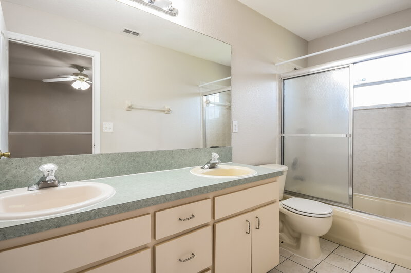 1,685/Mo, 711 Pelican Ct Poinciana, FL 34759 Main Bathroom View
