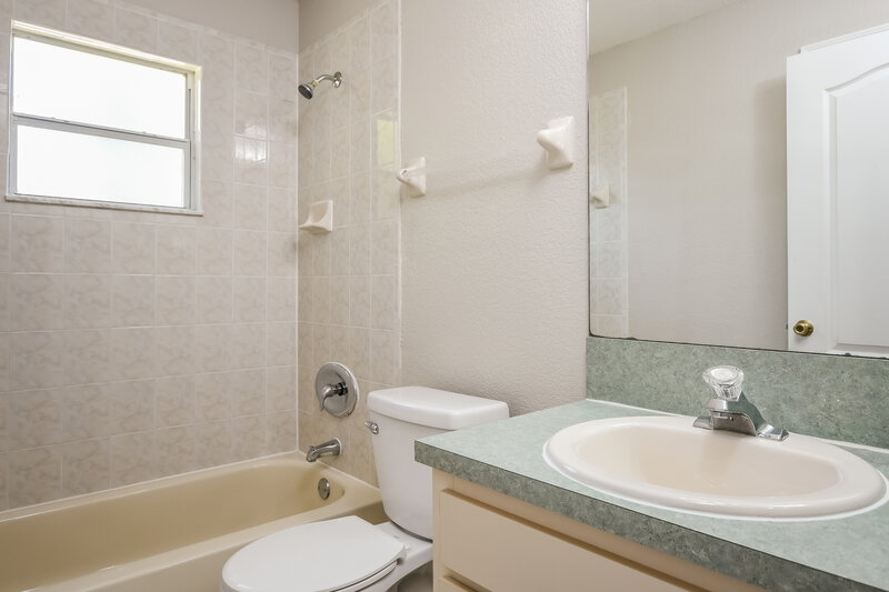 1,685/Mo, 711 Pelican Ct Poinciana, FL 34759 Bathroom View