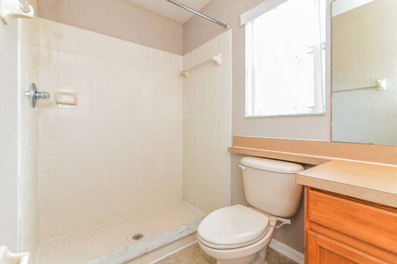 1,850/Mo, 338 Arlington Cir Haines City, FL 33844 Main Bathroom View