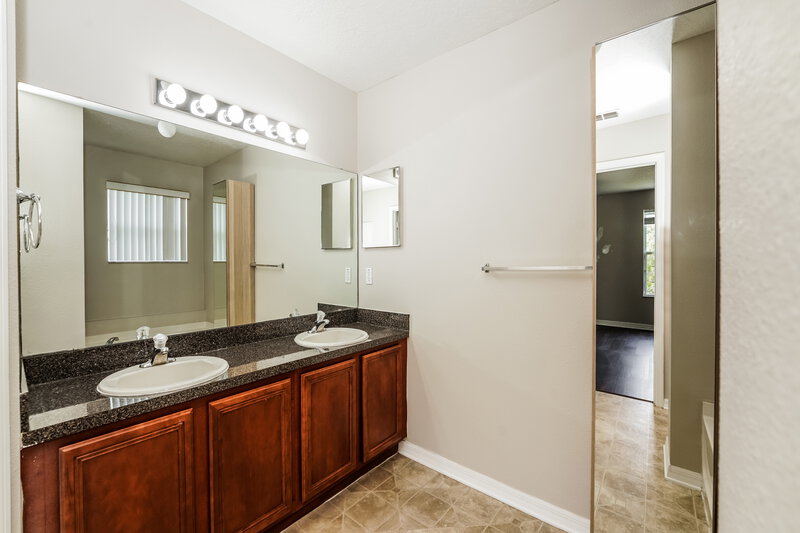 5,180/Mo, 321 Willowbay Ridge St Sanford, FL 32771 Primary Bathroom View