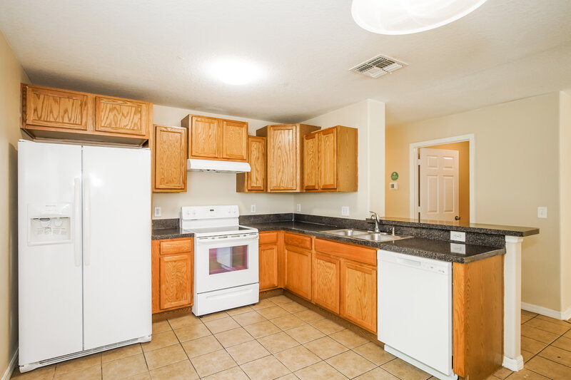 2,170/Mo, 2148 Section Dr Apopka, FL 32703 Kitchen View