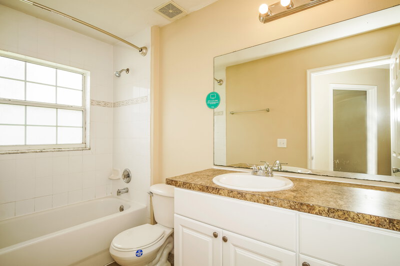 2,170/Mo, 2148 Section Dr Apopka, FL 32703 Main Bathroom View