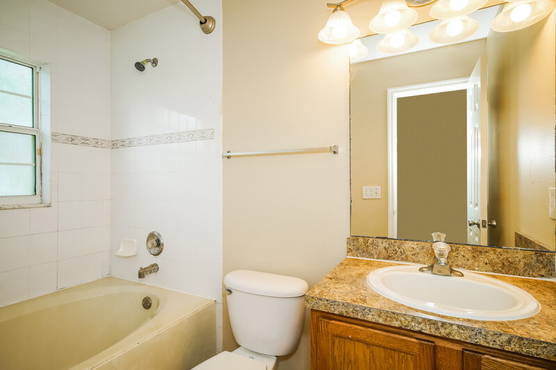 2,170/Mo, 2148 Section Dr Apopka, FL 32703 Bathroom View
