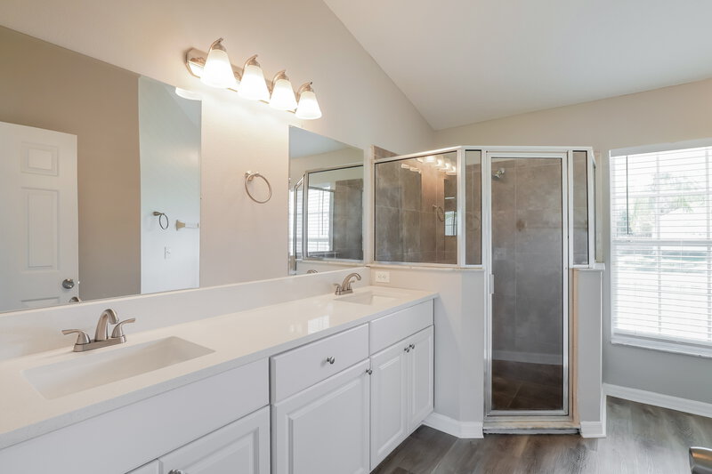 1,960/Mo, 5537 Willow Bend Trl Kissimmee, FL 34758 Main Bathroom View