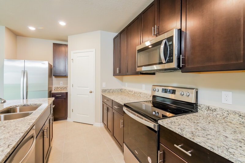 2,025/Mo, 1022 Oak Valley Drive Auburndale, FL 33823 Kitchen View 2