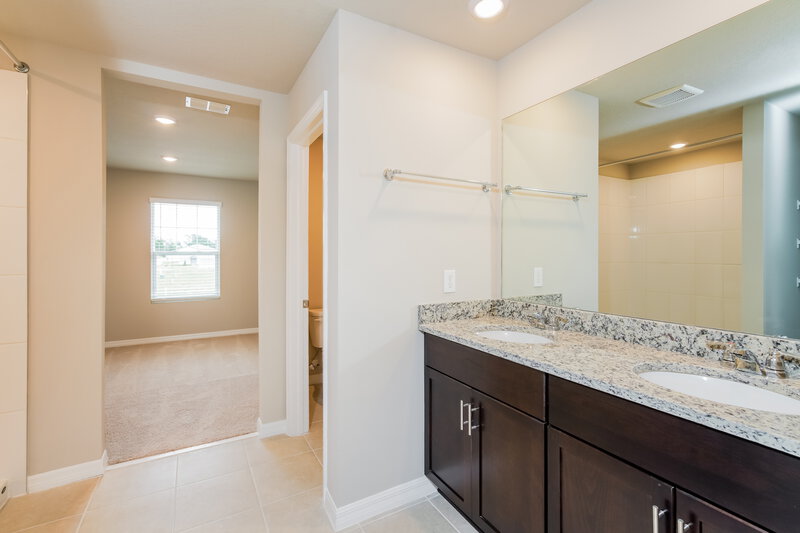 2,025/Mo, 1022 Oak Valley Drive Auburndale, FL 33823 Main Bathroom View