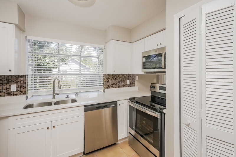 2,235/Mo, 2109 Churchill Downs Cir Orlando, FL 32825 Kitchen View 2