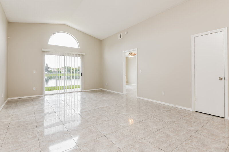 2,135/Mo, 1420 Brook Hollow Dr Orlando, FL 32824 Living Room View 2
