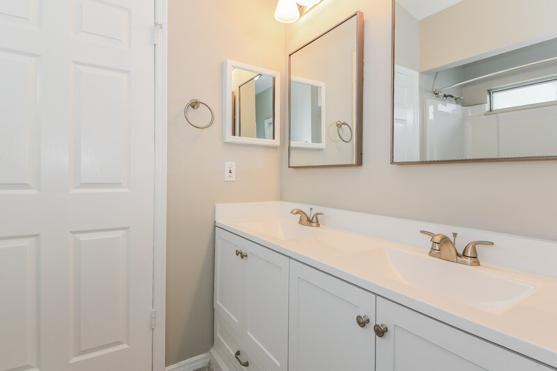 2,135/Mo, 1420 Brook Hollow Dr Orlando, FL 32824 Main Bathroom View