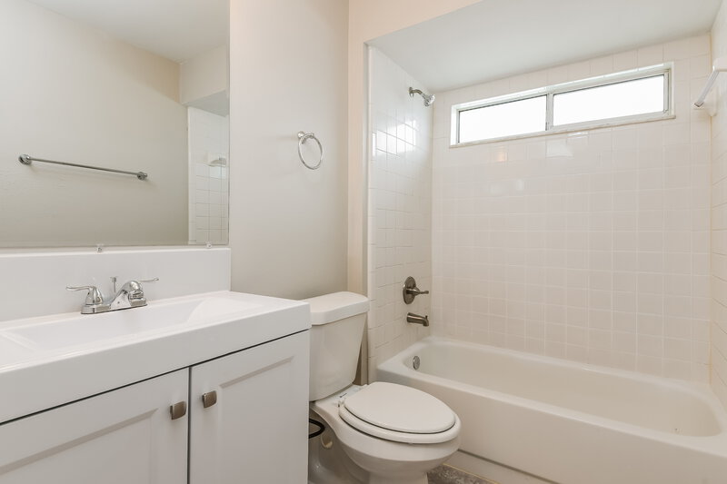 2,135/Mo, 1420 Brook Hollow Dr Orlando, FL 32824 Bathroom View