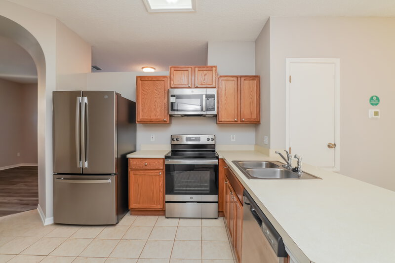 2,270/Mo, 14523 Lake Underhill Rd Orlando, FL 32828 Kitchen View