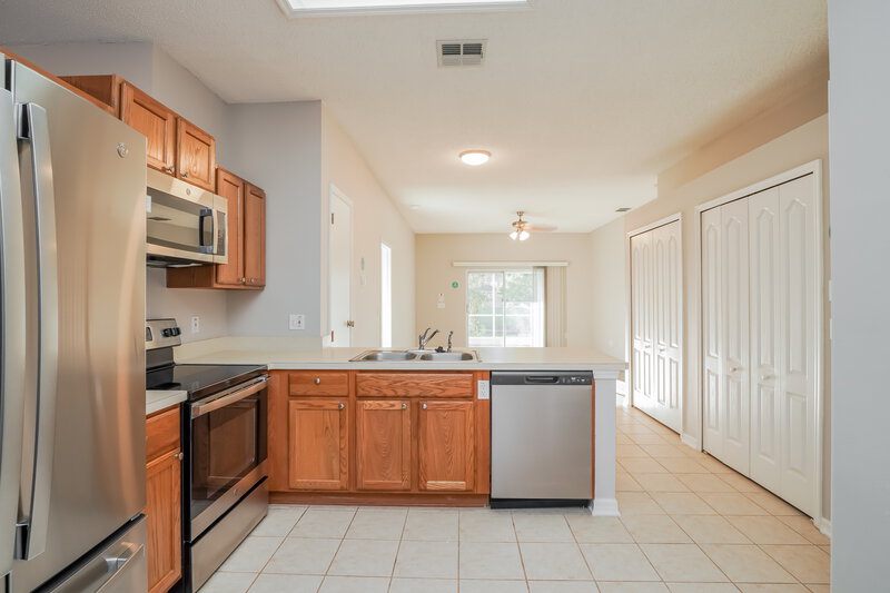 2,270/Mo, 14523 Lake Underhill Rd Orlando, FL 32828 Kitchen View 2
