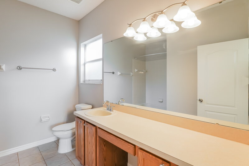 2,270/Mo, 14523 Lake Underhill Rd Orlando, FL 32828 Main Bathroom View