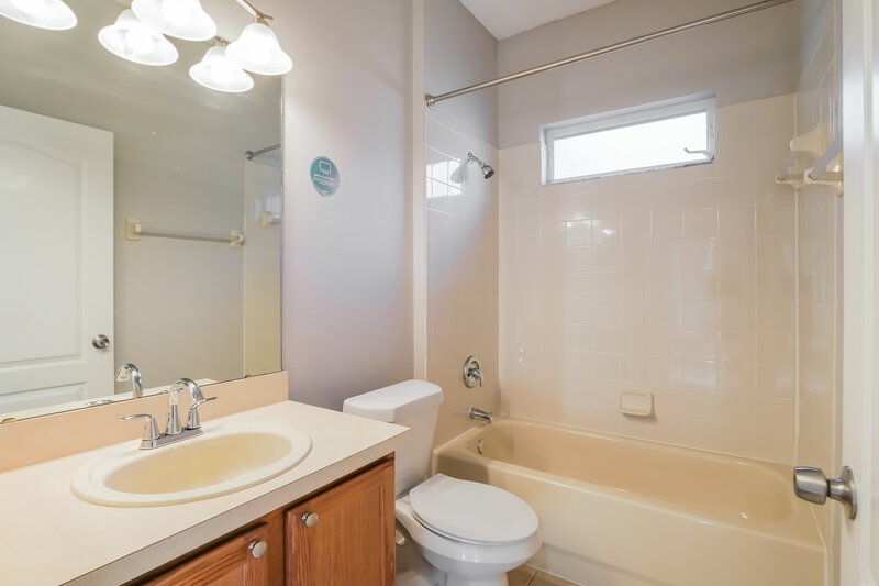 2,270/Mo, 14523 Lake Underhill Rd Orlando, FL 32828 Bathroom View