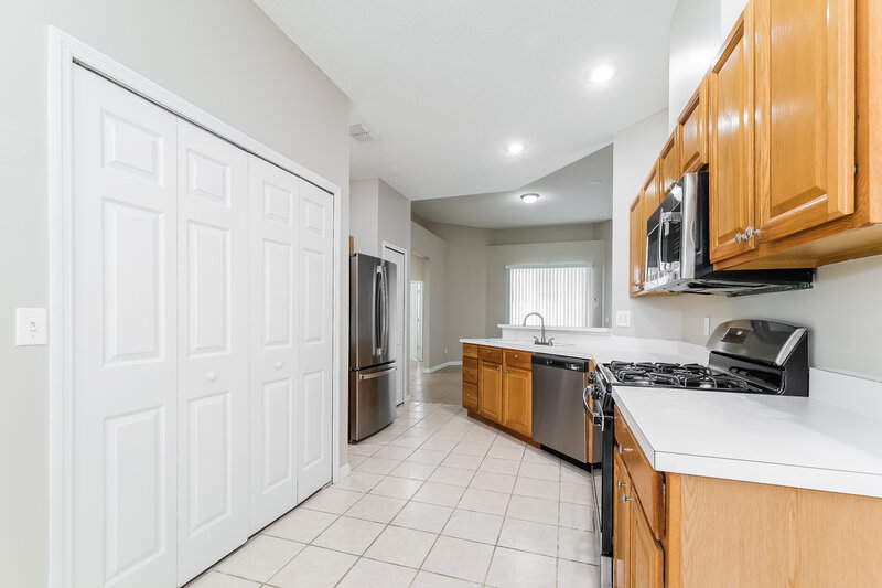 2,075/Mo, 549 Symphony Pl Davenport, FL 33896 Kitchen View